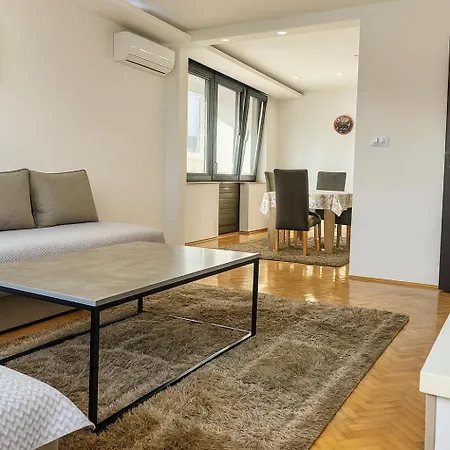 Riverside Apartman *